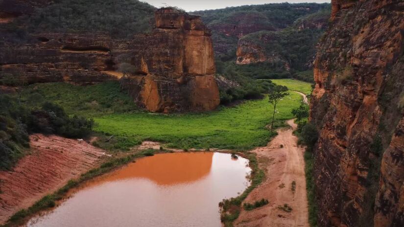 Beleza em cada detalhe: Os cânions revelam a força da natureza. A erosão moldou paredões e vales ao longo de milhões de anos.