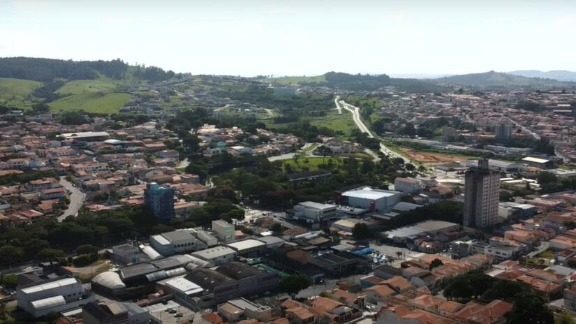 A cidade preserva sua tradição na produção de linguiças artesanais, consolidando-se como referência nacional no setor. (Fotos: Reprodução/Youtube/Brasil Visto Por Drone)