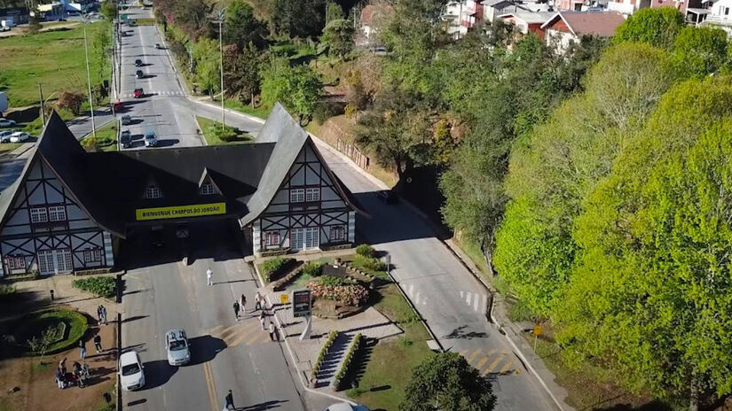 O Parque Amantikir, famoso por seus jardins temáticos, é uma das principais atrações. Outra opção é o Horto Florestal, com trilhas ecológicas.