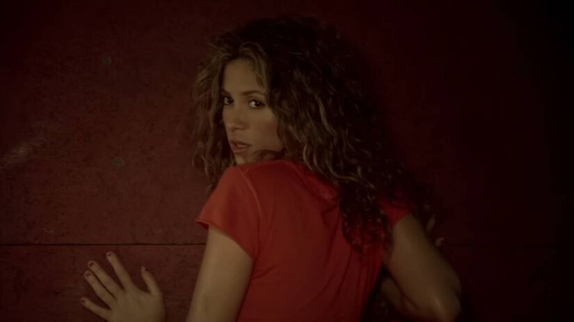 Shakira no clipe de Hips Don't Lie, um dos maiores sucessos da sua carreira (Youtube).