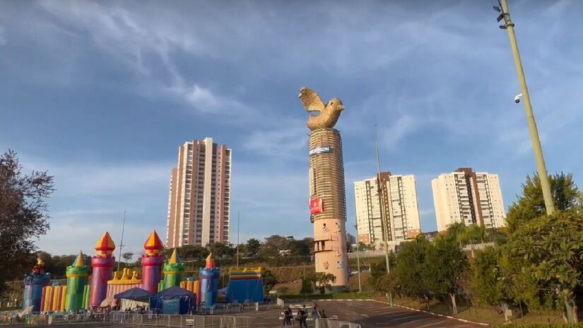 O shopping recebe cerca de 1,6 milhão de visitantes por mês. Sua infraestrutura inclui seis entradas e um estacionamento com 8 mil vagas.  