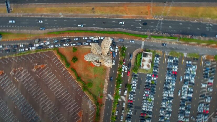 Com uma área de 126,5 mil metros quadrados, o Parque Dom Pedro Shopping é um dos maiores centros de compras do país. Ele oferece uma ampla variedade de lojas, lazer e gastronomia.  