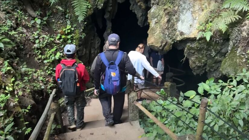 O Ribeirão das Ostras esculpiu paisagens incríveis na Caverna do Diabo.