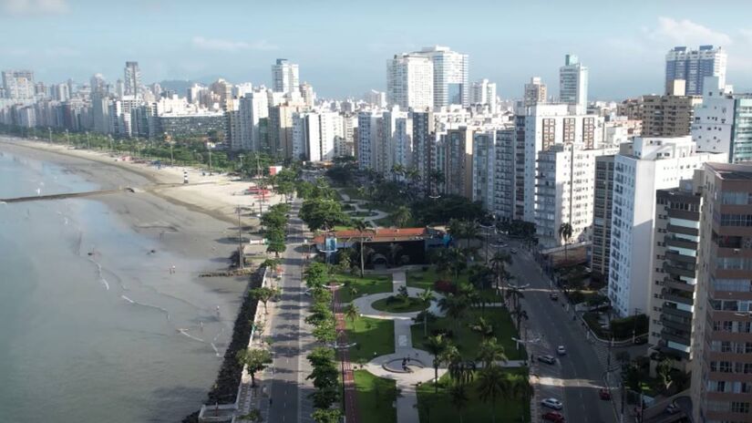 O jardim da orla de Santos é o maior jardim frontal de praia do mundo. Ele tem cerca de 5,3 km de extensão e é um dos principais cartões postais da cidade.