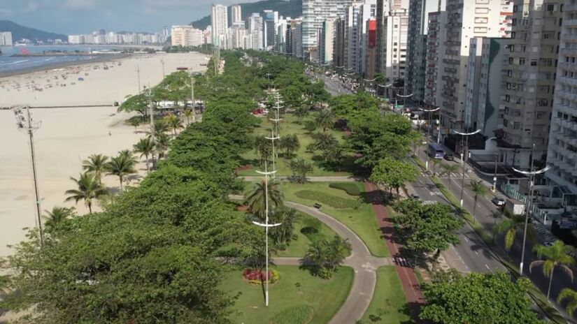 Mais de 70 monumentos estão distribuídos pelo jardim da orla de Santos. Entre eles, estão estátuas, bustos e fontes, que complementam a beleza do local. (Fotos: Reprodução/Youtube/@Fala Vininhu)