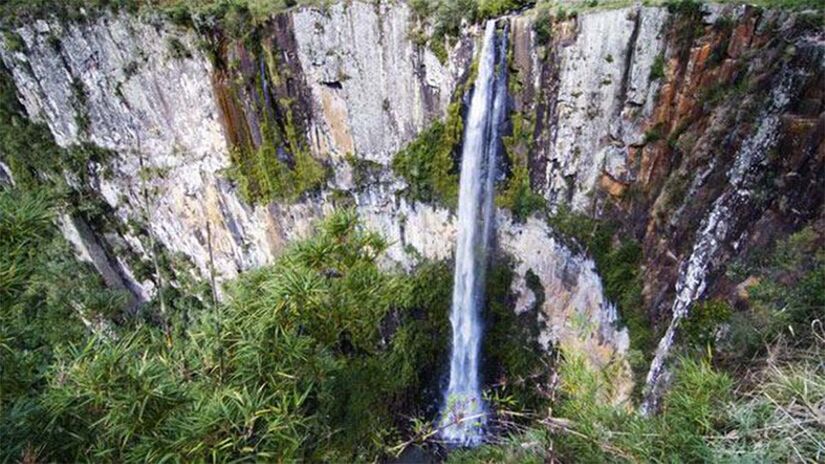 A Cascata do Avencal tem águas que caem com força de uma altura de 100 metros - Foto: Divulgação Prefeitura de Urubici