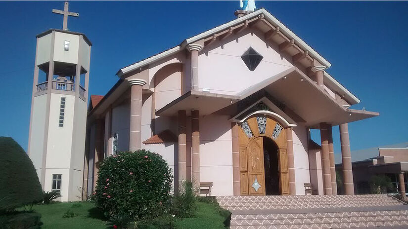 A Igreja São Gabriel é a única igreja do mundo revestida de pedras ametista - Foto: Artur Vaz/Wikimedia Commons