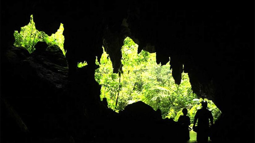 Com nome assustador, o local pode amedrontar alguns turistas, principalmente pela formação rochosa parecida com um crânio. Quando iluminado, uma luz vermelha reflete nos olhos do 'crânio' - (Divulgação/Governo do Estado)