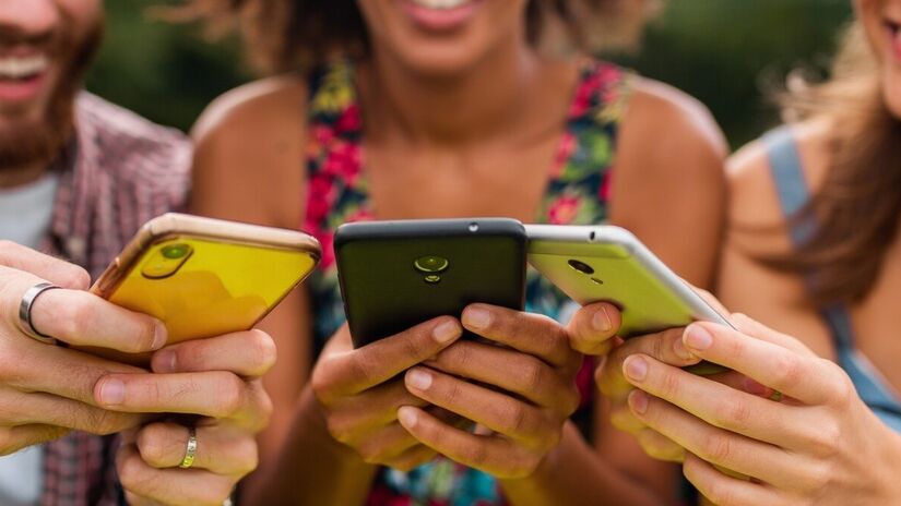 Atenção no celular: smartphones são o principal item de cobiça dos ladrões durante a folia. Deixá-los guardados durante horas, sem tirar uma foto ou fazer uma ligação pode ser difícil, facilitando a vida dos contraventores - (Mary Markevich/Freepik)