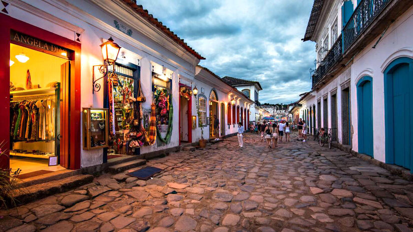 Paraty: A cerca de 270 quilômetros da capital paulista e a única cidade carioca presente na lista, Paraty apresenta inúmeras belezas aos turistas.
É um lugar singelo, com ritmo próprio, onde culturas tradicionais convivem com a arquitetura colonial e o conforto da modernidade, em um cenário paradisíaco - (Dabldy)