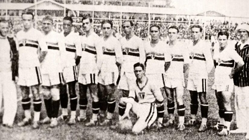 No ano de 1931, os tricolores ganharam o seu primeiro título paulista em cima do Corinthians por 4 a 1. O vice-campeão desta edição, foi o Palestra Itália (Palmeiras). Foto: SPFC