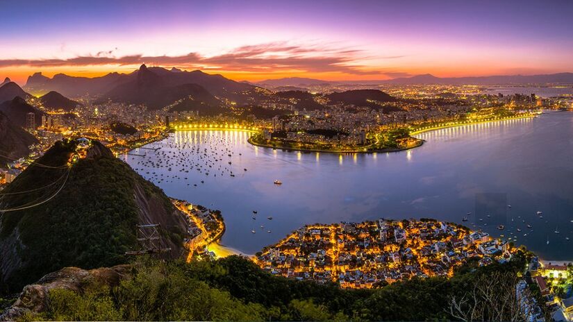 Um dos maiores ícones turísticos do mundo, o Cristo Redentor recebe visitantes de todas as partes para contemplar sua vista deslumbrante. Foto: Wikimedia Commons