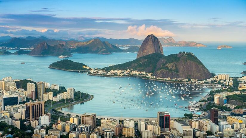 O teleférico leva os visitantes ao topo do Pão de Açúcar, proporcionando uma das vistas mais espetaculares do Rio de Janeiro. Foto: Wikimedia Commons