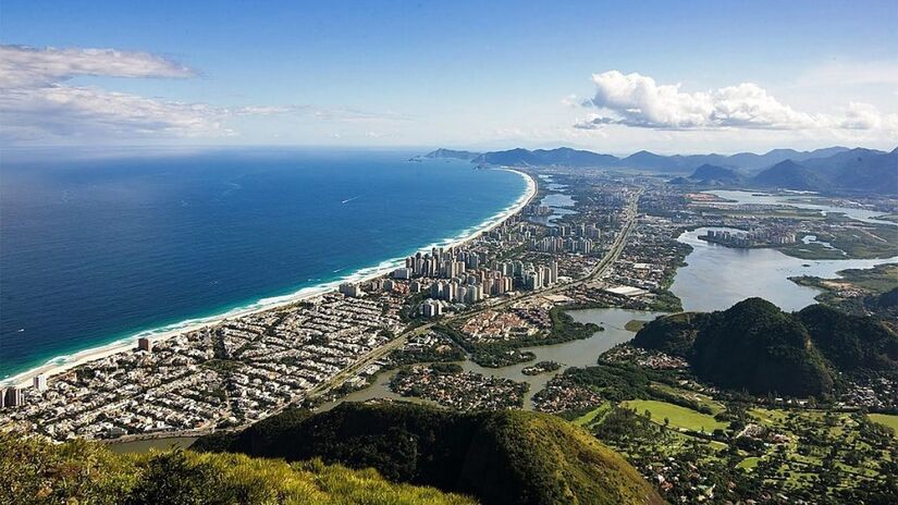 A cidade maravilhosa encanta com sua paisagem única, onde montanhas, mar e arranha-céus se encontram em perfeita harmonia. Foto: Wikimedia Commons