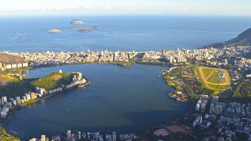 Uma das praias mais famosas do planeta, Copacabana é um cartão-postal carioca e ponto de encontro de turistas e moradores. Foto: Wikimedia Commons