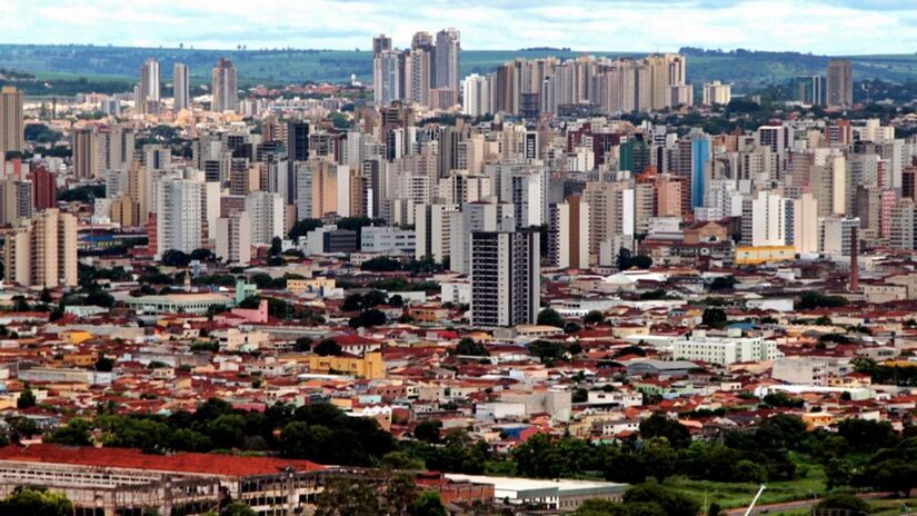 Um dos maiores e mais importantes municípios do interior paulista, Ribeirão Preto abriga quase 700 mil habitantes e está situada a 300 km da capital. Foto: Wikimedia Commons