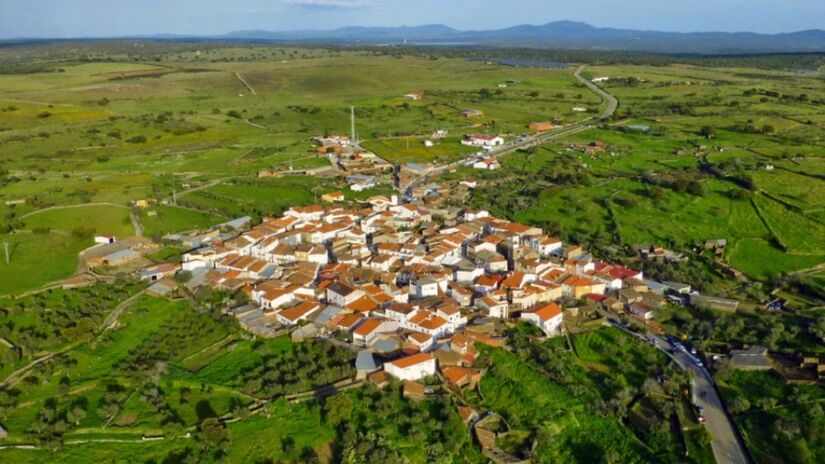 A cidade de Pescueza, localizada na Espanha, tornou-se um modelo exemplar de acessibilidade e cuidado com a população idosa. A população é pequena, mas aconchegante, principalmente para as pessoas acima dos 60 anos (60% dos moradores do local) - (Divulgação/Pescueza)