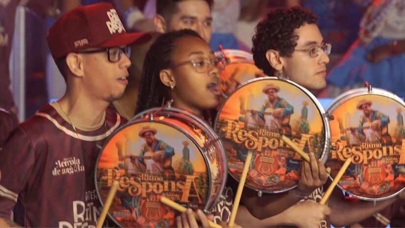 A bateria da escola traz uma energia contagiante (Fonte de todas as fotos: Reprodução/Youtube)