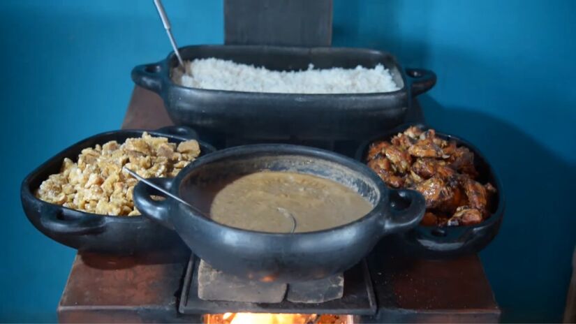 Provar a comida típica caipira é indispensável na visita à Pardinho (Fonte de todas as fotos: Reprodução/Youtube)