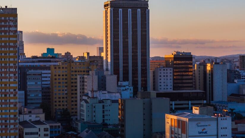 Curitiba, capital do Paraná, é destaque por sua estrutura urbanística inovadora e suas extensas áreas verdes, com um amplo acesso a atividades ao ar livre. A cidade é elogiada no quesito segurança, sendo uma das seis mais seguras entre as com mais de um milhão de habitantes - (Vini Brasil/Unsplash)