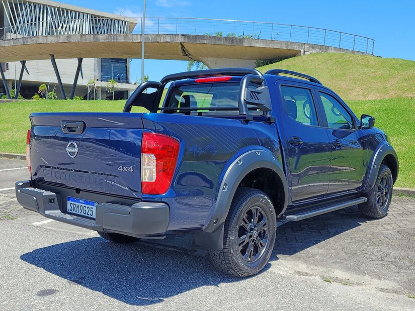 O para-choque traseiro passou a ser preto, enquanto o dianteiro traz apliques negros criando um aspecto de fusão. Foto: Luiza Kreitlon/AutoMotrix