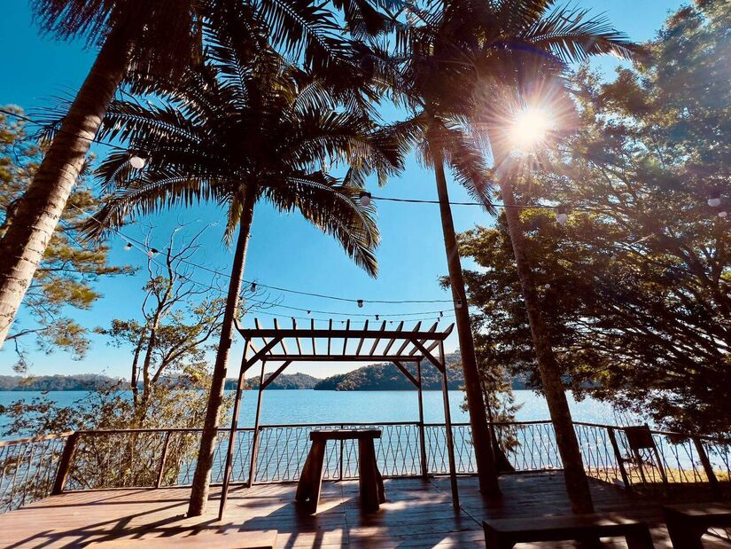 O espaço possui locação para casamentos, em um deck externo com tenda para eventos sociais e casamentos. Foto: Divulgação