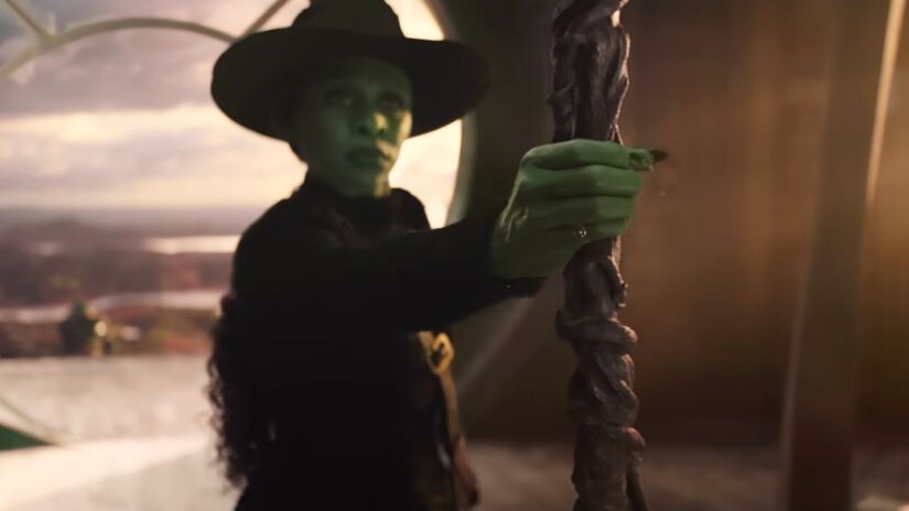 Elphaba usa seus poderes para fazer uma vassoura voadora