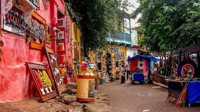 A cidade de Embu das Artes, localizada a 30 km de São Paulo, é um polo cultural e artístico. Sua famosa Feira de Arte e Artesanato reúne artesãos que vendem desde móveis a pinturas e bijuterias. Foto: Enio Prado/Agência Senado