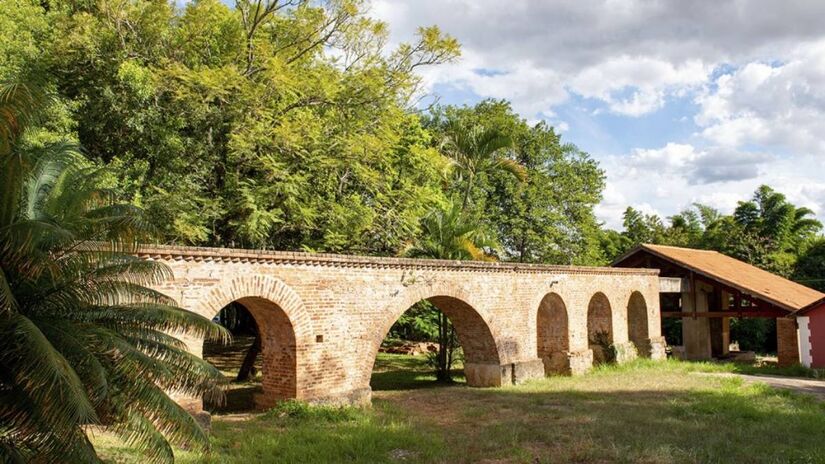 Na Fazenda da Barra é possível ver o antigo aqueduto que servia a sede. Foto: Divulgação/Prefeitura de Jaguariúna