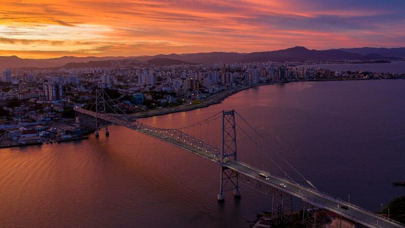 Florianópolis é famosa por suas belezas naturais e altos padrões de qualidade de vida. Além disso, um site especializado colocou o município como um dos mais buscados e melhores destinos turísticos em todo o mundo - (André Gemmer/Pexels)