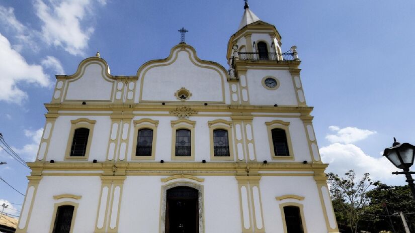 Para o turismo religioso, a Igreja Matriz de Santa Ana é considerada o marco mais importante da cidade. A construção é do século 19 em estilo eclético, com um piso de canela preta e altares que acompanham a antiga liturgia, anterior ao Concílio Vaticano II. Está localizada do Largo da Matriz, no centro - (Reprodução/Prefeitura Santana de Parnaíba)