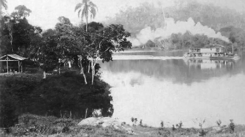 Vapor Izabel, no Rio Ribeira de Iguape, na altura do bairro Jipovura, por volta de 1909. Foto: Wikimedia Commons