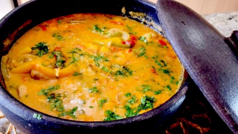 A Moqueca Baiana é um ensopado de frutos do mar da Bahia que é temperado com leite de coco e óleo de dendê.