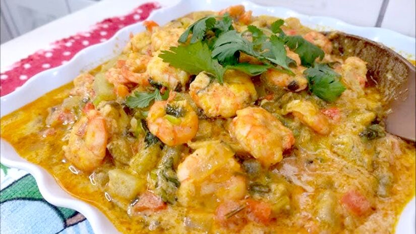 Moqueca Baiana é um ensopado de frutos do mar da Bahia que é temperado com leite de coco e óleo de dendê.
Foto: Reprodução/Youtube