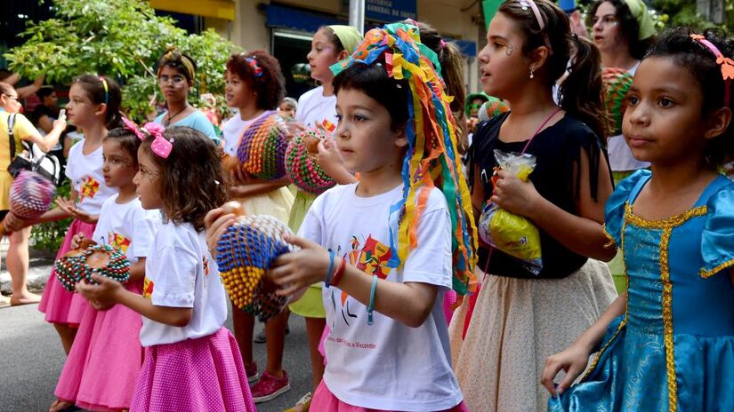 Para os familiares o mais difícil é inserir as crianças nessa grande folia.
Foto: Rovena Rosa/Agência Brasil