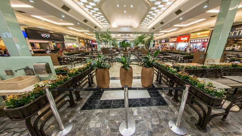 O Shopping Aricanduva conta com uma ABL (Área Bruta Locável) de 263.271 m&#xB2; e mais de 500 lojas, três praças de alimentação, hipermercado e 13 salas de cinema, sendo o maior shopping center da América Latina - (Divulgação/Shopping Aricanduva)