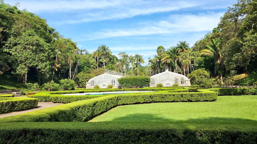 Jardim Botânico de São Paulo: Com uma extensa área de 360 mil metros&#xB2;, o Jardim Botânico abriga trilhas em meio a uma vegetação deslumbrante, um museu botânico, o Lago das Ninféias, o Túnel do Bambu e o Jardim dos Sentidos. Há 380 espécies de árvores e animais como preguiça, bugios, roedores e tucano-de-bico-verde vivendo livremente pelo jardim - (Divulgação)