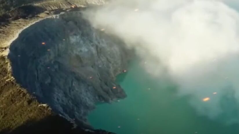 Lago Kawah Ijen - Indonésia: Este lago é o mais ácido do mundo, com águas ricas em enxofre. Localizado em uma cratera de um vulcão ativo, durante a noite protagoniza uma cena digna de um filme de ficção científica - (Reprodução/YouTube)