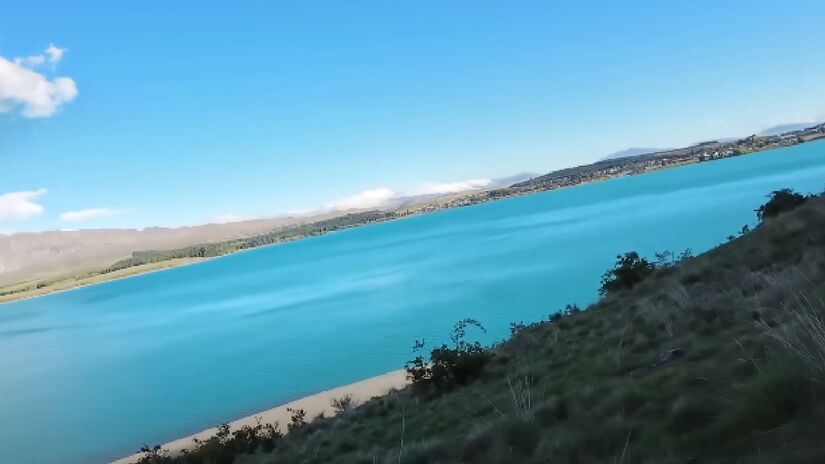 Lago Tekapo - Nova Zelândia: Mais um lago com uma tonalidade curiosa (neste caso, azul-turquesa), que surgem a partir da suspensão de partículas microscópicas (a "farinha glacial" citada em outro lago acima), geradas pelo atrito das geleiras dos Alpes do Sul contra a parte rochosa - (Reprodução/YouTube)