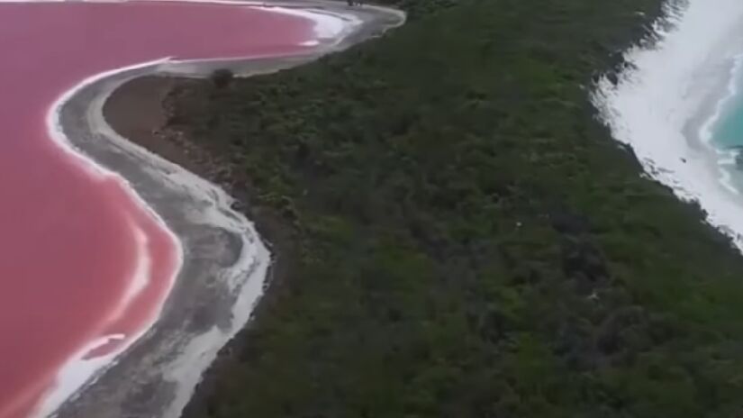 Lago Hillier - Austrália: O famoso lago cor-de-rosa da Austrália. O Lago Hillier, é cercado por uma floresta e próximo de um oceano azul, que ajuda ainda mais no contraste de cores - (Reprodução/YouTube)