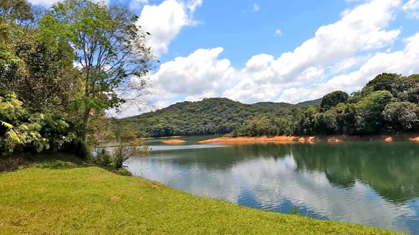 Um dos únicos destino do Brasil a oferecer ecoturismo no coração da Mata Atlântica, a reserva conta com atividades para diferentes públicos, como trilhas, passeios aquáticos, mirantes, rapel e canoagem. A área ainda conta com opção de pousada e camping - (Reprodução/Youtube)