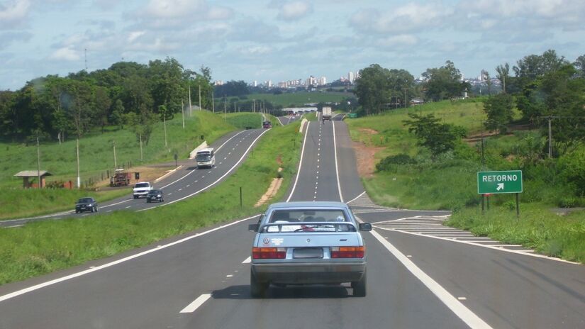 Trechos entre Vargem Grande Paulista e São Roque, além de Mairinque e Sorocaba, estão sendo duplicados para melhorar o fluxo de veículos e a segurança dos motoristas. Foto: Wikimedia Commons