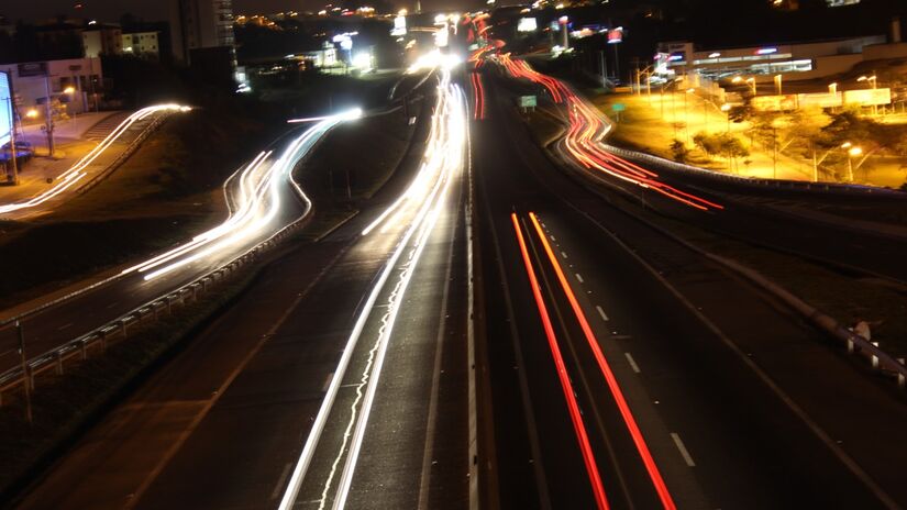 A rodovia conta com trechos duplicados, pistas marginais em áreas urbanas e 10 praças de pedágio, além de bases da Polícia Rodoviária e Serviço de Atendimento ao Usuário (SAU). Foto: Wikimedia Commons