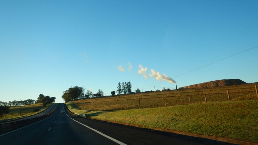 A rodovia corta cerca de 30 cidades, incluindo Osasco, Carapicuíba, Cotia e Presidente Venceslau, desempenhando um papel vital no transporte e na economia paulista. Foto: Wikimedia Commons