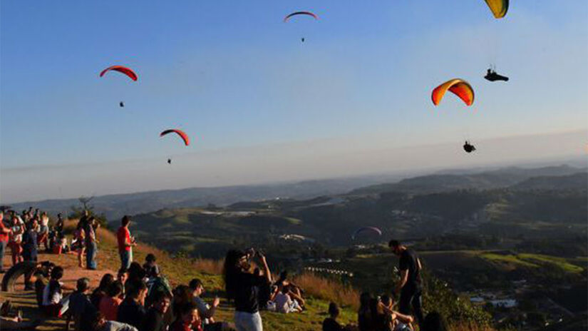 O Mirante Alto da Serra possui uma base do Clube de Voo Livre, visto que o local é considerado propício para a prática do esporte