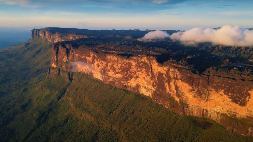 7. Monte Roraima - RR: 
O Monte Roraima, com seu topo plano de 2.734,9 metros, é um destino singular que combina paisagens únicas e histórias fascinantes na tríplice fronteira.