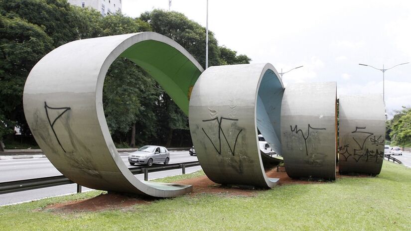 Monumento antes da reforma de 2017, onde havia pichações e algumas rachaduras. Foto: Fabio Arantes / Secom PMSP