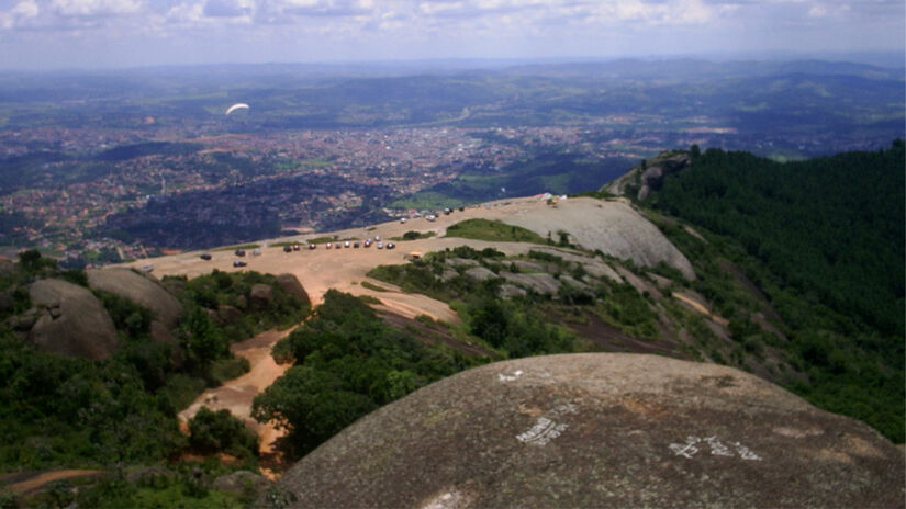 Trilha do Monumento Natural Pedra Grande, em Atibaia, propicia vistas panorâmicas incríveis - Foto: Henrique Boney/Wikimedia Commons