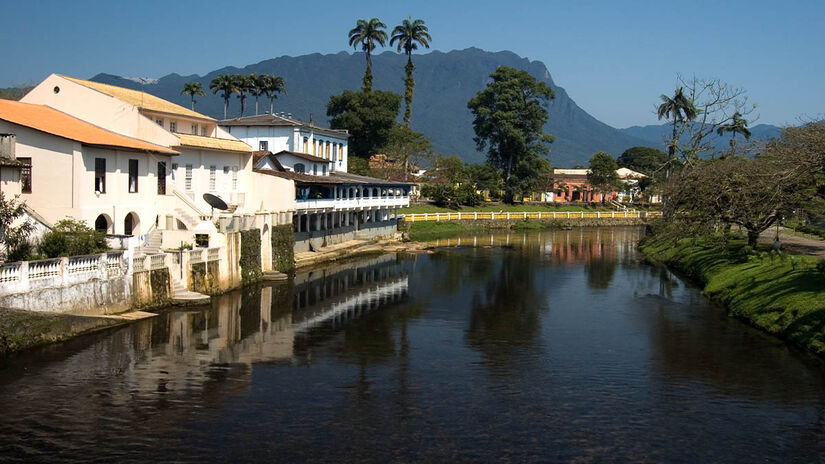 Na cidade de Morretes, os passageiros têm tempo livre para explorar o local, caminhar pelo centro histórico e comprar artesanatos locais - Foto: Divulgação Serra Verde Express