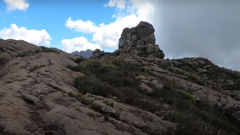 8. Morro do Couto - RJ:
Com 2.687 metros, o Morro do Couto oferece uma trilha leve e vistas espetaculares, sendo perfeito para iniciantes no Parque Nacional de Itatiaia.